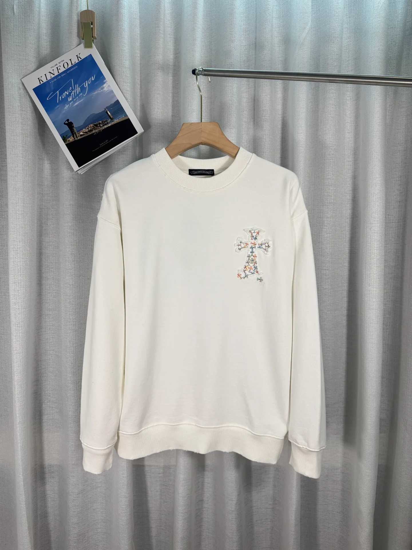 P270 top version, real shot without P, ​​different from market currency) 𝗖𝗵𝗿𝗼𝗺𝗲 𝗛𝗲𝗮𝗿𝘁𝘀/Cro Xin 2025 Bi Wen Dyed and Worn Autumn and Winter New Original Single Counter American Laser Burnt Bi Wen Dyed and Worn Couple Casual Sweater 👑The highest version! Customized fabric 430g tripe terry fabric! American acid washed distressed original denim with burnt flowers ✟appliqué embroidery and exquisite embroidery of letters! The best-selling model in the counter, very comfortable to wear. Accessories: original molded and authenticated collar label➕100% silk wash label. Genuine purchase-grade original hangtag➕matching hanging rope➕3D hanging beads➕original packaging bag. Craftsmanship: The original version has consistent wiring! The highest version of the armhole matching technique! Color: White Black Size: S M L XL Style No.: 9327